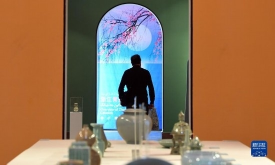 10月30日，人們在伊朗德黑蘭伊朗國家藝術(shù)科學(xué)院觀看展出的展品。新華社記者 沙達(dá)提 攝