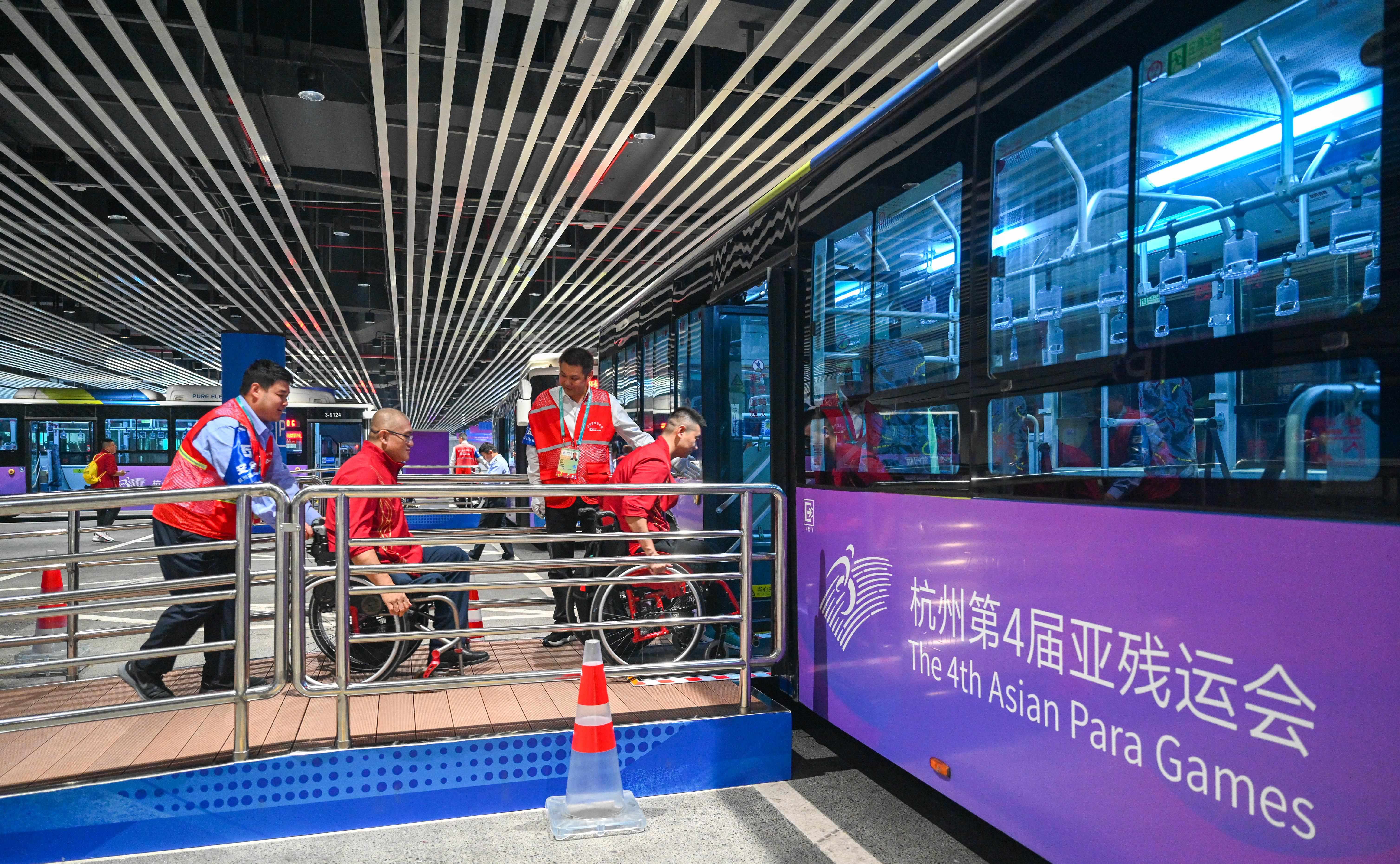 △2023年10月25日，結(jié)束輪椅籃球比賽后的中國隊和阿富汗隊球員通過無障礙坡道，順利上車返回運動員村。