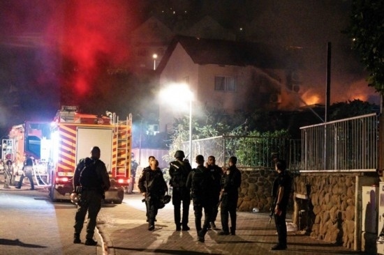  10月29日，在以色列北部城市謝莫納，以軍士兵和急救人員在一處被火箭彈擊中的現(xiàn)場執(zhí)勤。新華社發(fā)（阿亞爾·馬爾戈林攝/基尼圖片社）