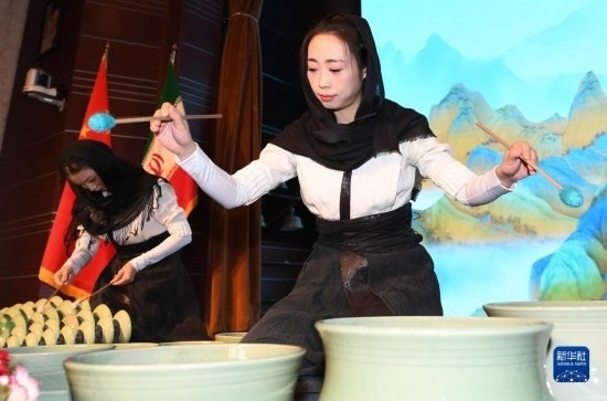 10月30日，演員在伊朗德黑蘭伊朗國家藝術(shù)科學(xué)院舉行的“青風(fēng)海上來”浙江青瓷巡禮開幕式暨“萬象中國·天下寧波”寧波文旅推介會開幕式上表演。新華社記者 沙達(dá)提 攝