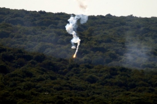 10月28日，閃光彈落在黎巴嫩納古拉樹林中燃起濃煙。新華社發(fā)（阿里·哈希紹攝）