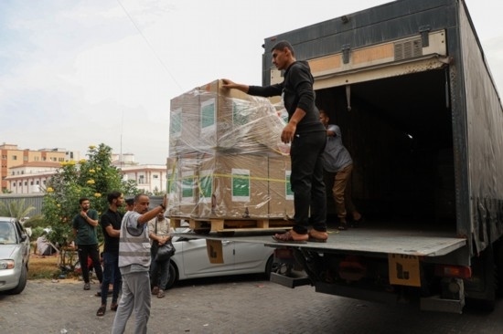  10月29日，工作人員在加沙地帶南部城市汗尤尼斯的一家醫(yī)院搬運醫(yī)療援助物資。新華社發(fā)（里澤克·阿卜杜勒賈瓦德攝）