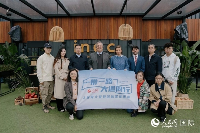 在烏拉圭第118屆普拉多牧農(nóng)業(yè)國際博覽會上，烏拉圭國家肉類協(xié)會主席與人民網(wǎng)記者合影。人民網(wǎng)記者 張若涵攝