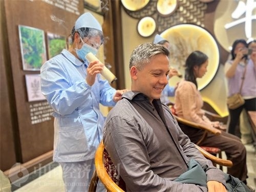  （外媒記者體驗(yàn)艾灸。中國(guó)經(jīng)濟(jì)周刊記者 郭志強(qiáng) 攝）