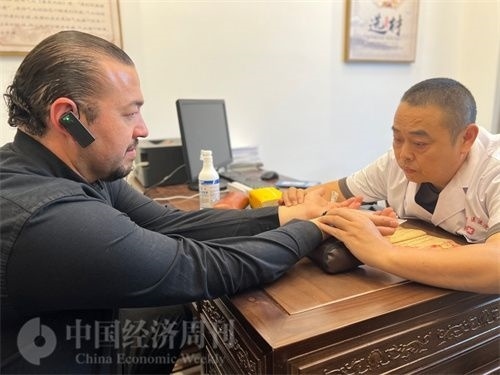  （外媒記者走進(jìn)中醫(yī)堂，問(wèn)診中醫(yī)名師。中國(guó)經(jīng)濟(jì)周刊記者 郭志強(qiáng)攝）