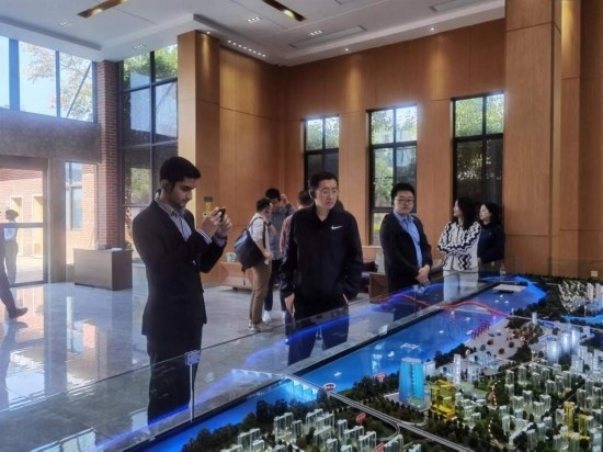 10月24日，2023“一帶一路”媒體合作論壇聯(lián)合采訪團團員在清水塘投資集團招商服務中心參觀。本報記者 常雯宜攝
