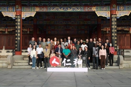 2023“一帶一路”媒體合作論壇聯(lián)合采訪團參觀仁和集團。（受訪者供圖）