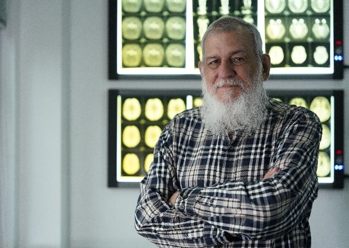 10月31日，古巴科學家裴德樂在電子科技大學校園內(nèi)。