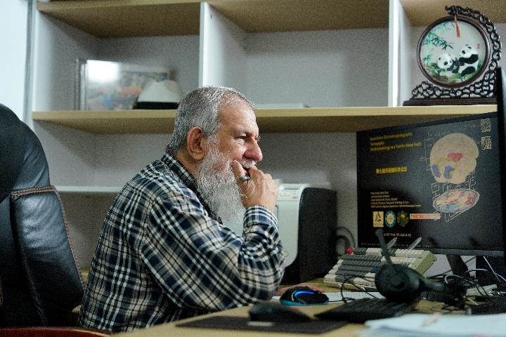 10月31日，古巴科學家裴德樂在電子科技大學做科研。