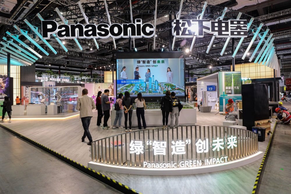 2023年11月2日，工作人員在進(jìn)博會松下電器展位做準(zhǔn)備工作。新華社記者 辛夢晨 攝