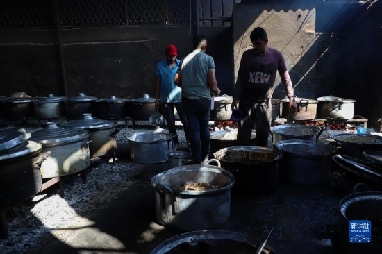11月3日，在加沙地帶南部城市拉法，人們在煤氣中斷后用柴火做飯。新華社發(fā)（里澤克·阿卜杜勒賈瓦德攝）