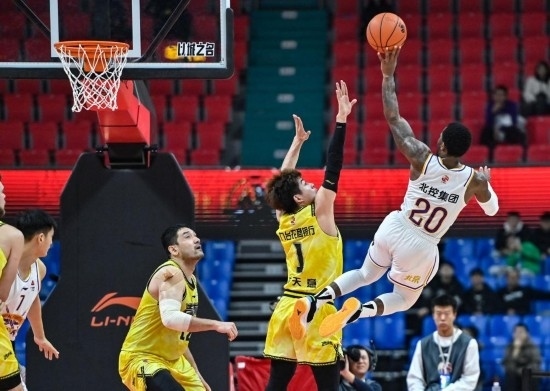 11月4日，北京控股隊(duì)球員費(fèi)爾德（右一）在比賽中投籃。新華社記者 顏麟蘊(yùn) 攝