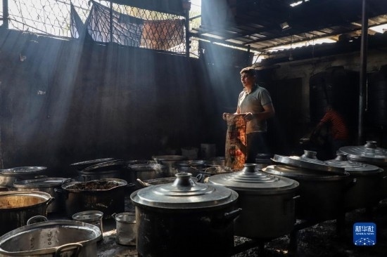11月3日，在加沙地帶南部城市拉法，人們在煤氣中斷后用柴火做飯。新華社發(fā)（里澤克·阿卜杜勒賈瓦德攝）