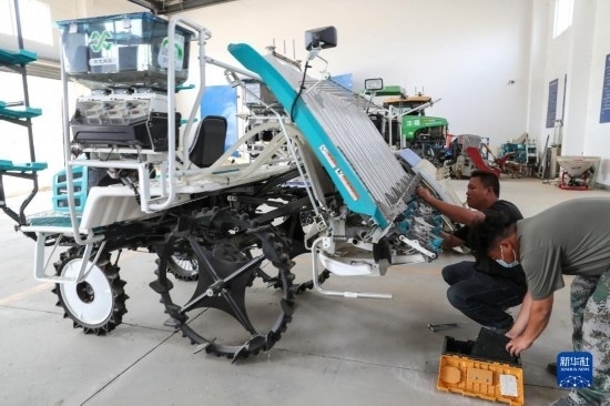 11月4日，技術(shù)員在南通市通州區(qū)十總鎮(zhèn)育民村農(nóng)場保養(yǎng)無人插秧機(jī)設(shè)備。