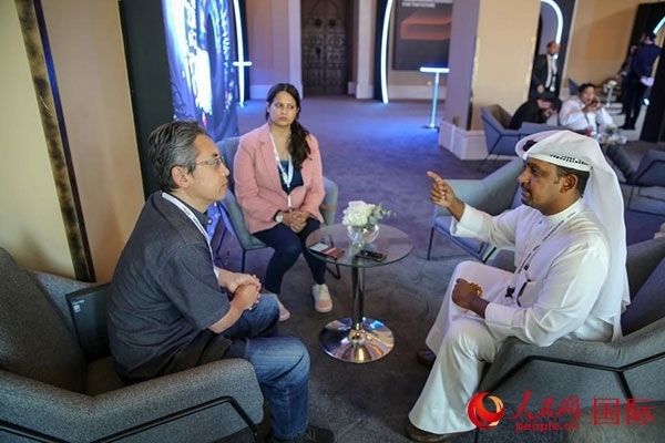 人民網(wǎng)記者采訪迪拜創(chuàng)新企業(yè)家索萊曼·里法伊（右一），索萊曼表示期待加強與中方合作。人民網(wǎng) 塔里克·易卜拉欣 攝