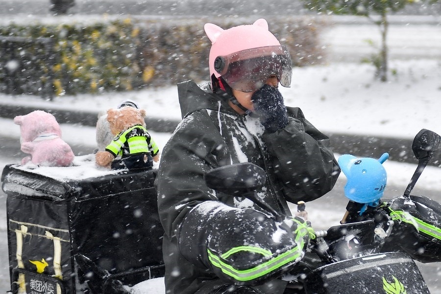 11月6日，在長春市街頭，一名外賣員在雪中騎行。新華社記者 許暢 攝