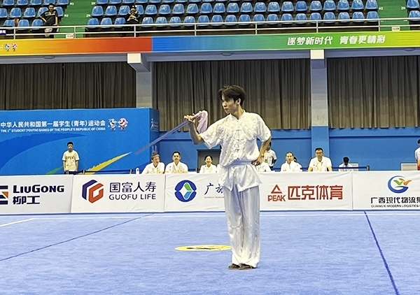 11月6日，第一屆全國學生（青年）運動會武術套路（大學組）男子自選劍術比賽中。人民網(wǎng)記者 歐興榮攝