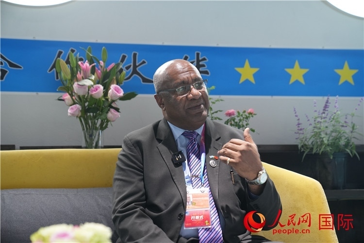 斐濟副總理兼貿(mào)易部長卡米卡米加談參加進博會感受。人民網(wǎng)記者 吳超嵐攝