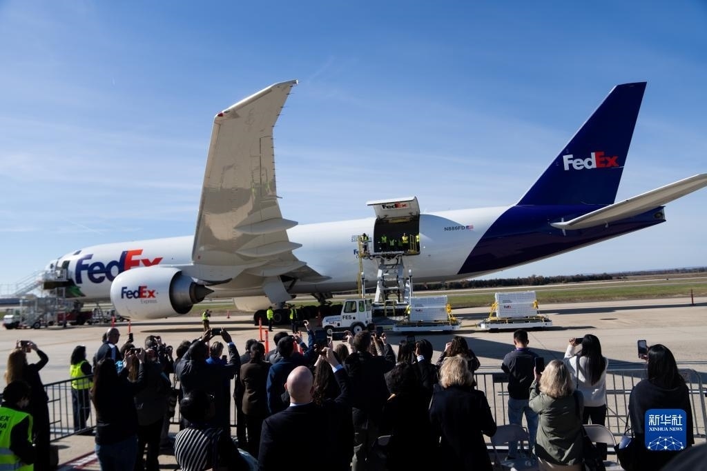 11月8日，在美國弗吉尼亞州的華盛頓杜勒斯國際機場，裝有大熊貓的特制“旅行包廂”準(zhǔn)備運上專機。新華社記者劉杰攝