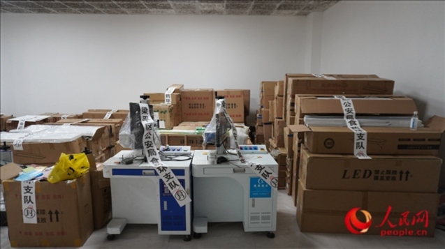 查封的假冒品牌燈具等。人民網(wǎng) 肖聰聰 攝