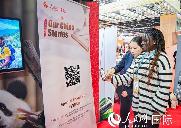 觀眾掃碼《我們的中國故事》系列視頻。人民網(wǎng) 郭錦標攝