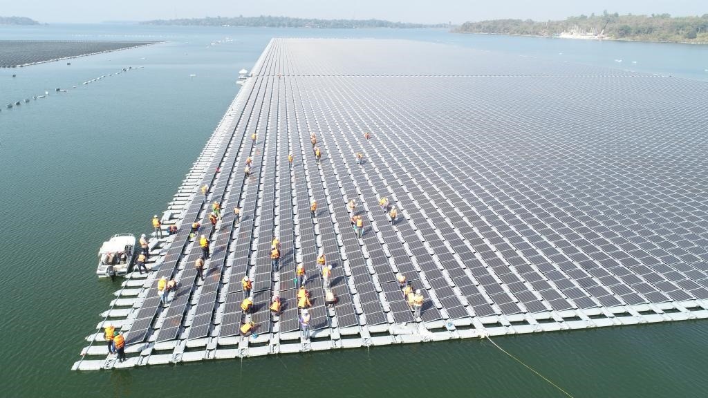 2021年1月23日，施工人員檢查泰國烏汶府詩琳通大壩綜合浮體光伏項目的太陽能板安裝情況。新華社發(fā)（泰國國家電力局項目組供圖）