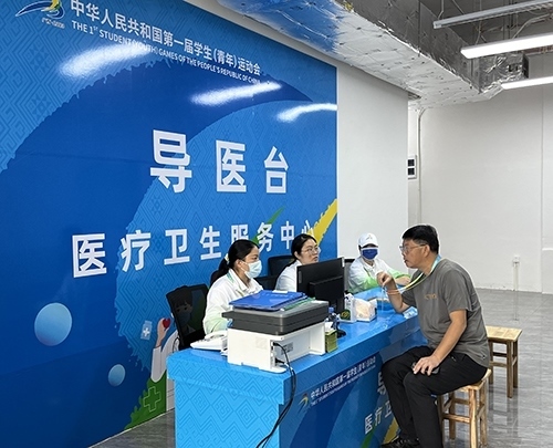 村內(nèi)住客在醫(yī)療衛(wèi)生服務(wù)中心導(dǎo)醫(yī)臺問診。人民網(wǎng)記者 歐興榮攝