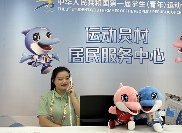 朱珊妮在接聽住宿服務(wù)中心的熱線電話。人民網(wǎng)記者 歐興榮攝