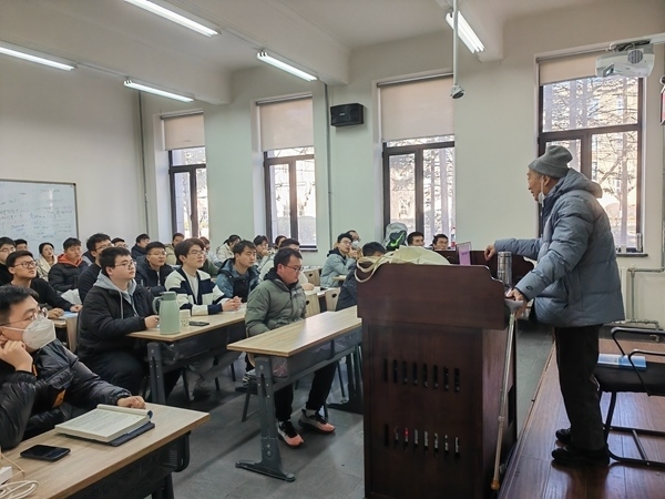 鐘萬(wàn)勰院士為研究生上課。大連理工大學(xué)供圖