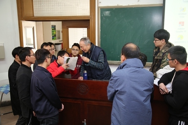 鐘萬(wàn)勰院士為學(xué)生們答疑解惑。大連理工大學(xué)供圖