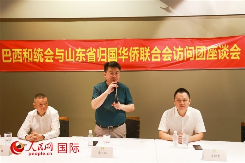 中國僑聯(lián)副主席、山東省僑聯(lián)主席李興鈺（中）在座談會上致辭。人民網記者 陳海琪攝