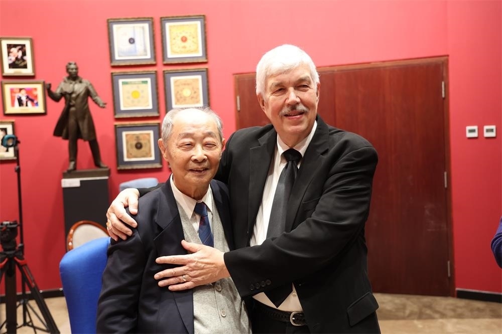 費城交響樂團小提琴演奏家戴維·布斯與原中央樂團小提琴演奏家朱信人50年后再相聚。