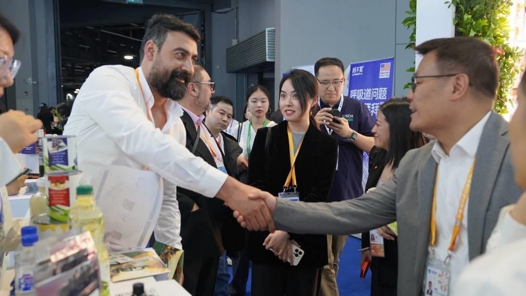 第六屆進博會上，國內(nèi)一家超市行業(yè)的客商與來自美國佐治亞州的企業(yè)展商達成初步合作意向。