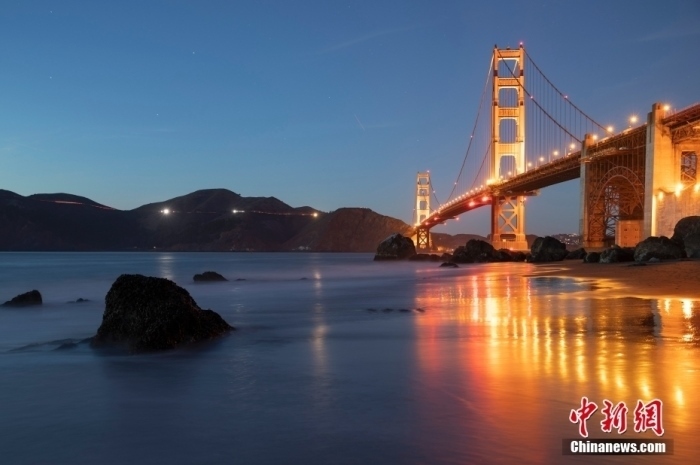 當(dāng)?shù)貢r(shí)間10月29日，美國(guó)舊金山金門(mén)大橋在海浪和夜色的襯托下美如一幅畫(huà)。<a target='_blank' href='/'><p class=