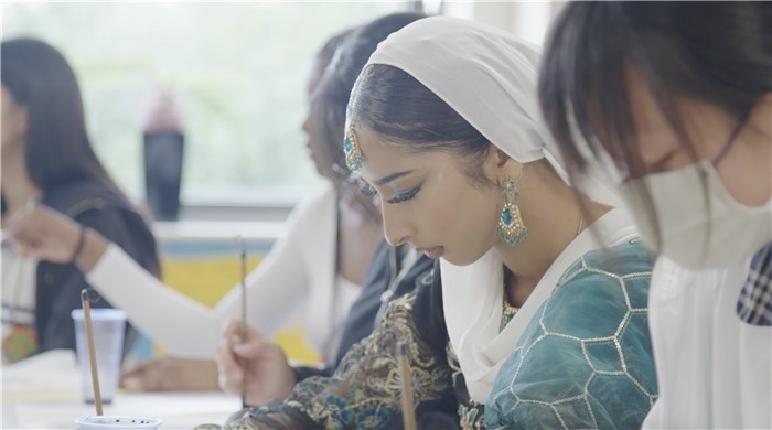 學(xué)生學(xué)習(xí)中國書法。帕特里克·謝德-西蒙茲攝