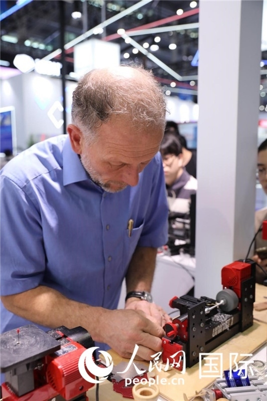 第25屆中國(guó)國(guó)際高新技術(shù)成果交易會(huì)15日在深圳開(kāi)幕，圖為展商現(xiàn)場(chǎng)演示精密加工工具。人民網(wǎng)記者 魯揚(yáng)攝