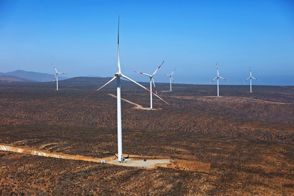 這是2023年2月14日拍攝的位于智利中部沿海的蓬塔謝拉風(fēng)電場。蓬塔謝拉風(fēng)電場是中國在智利投資建設(shè)的首個風(fēng)電場，2018年正式投產(chǎn)發(fā)電，可滿足13萬戶家庭的用電需求，同時每年還能減少15.7萬噸碳排放。