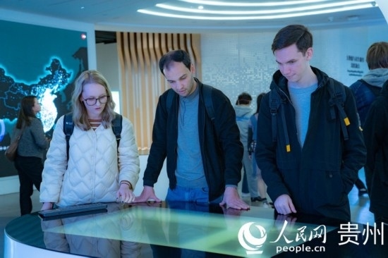 在國家大數(shù)據(jù)（貴州）綜合試驗(yàn)區(qū)交流體驗(yàn)中心，歐亞國家記者體驗(yàn)貴州大數(shù)據(jù)應(yīng)用場景。人民網(wǎng) 陽茜攝
