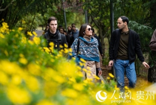 歐亞國家媒體記者走進(jìn)觀山湖公園。人民網(wǎng) 陽茜攝