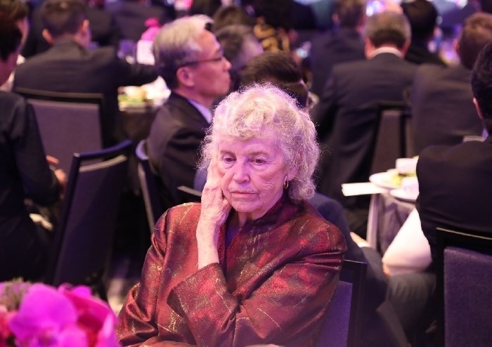 當(dāng)?shù)貢r間11月15日晚，國家主席習(xí)近平在美國舊金山出席美國友好團(tuán)體聯(lián)合舉行的歡迎宴會。在熱烈的掌聲中，習(xí)近平發(fā)表重要演講。圖為參加晚宴人士認(rèn)真聆聽演講。人民日報記者 李志偉 攝