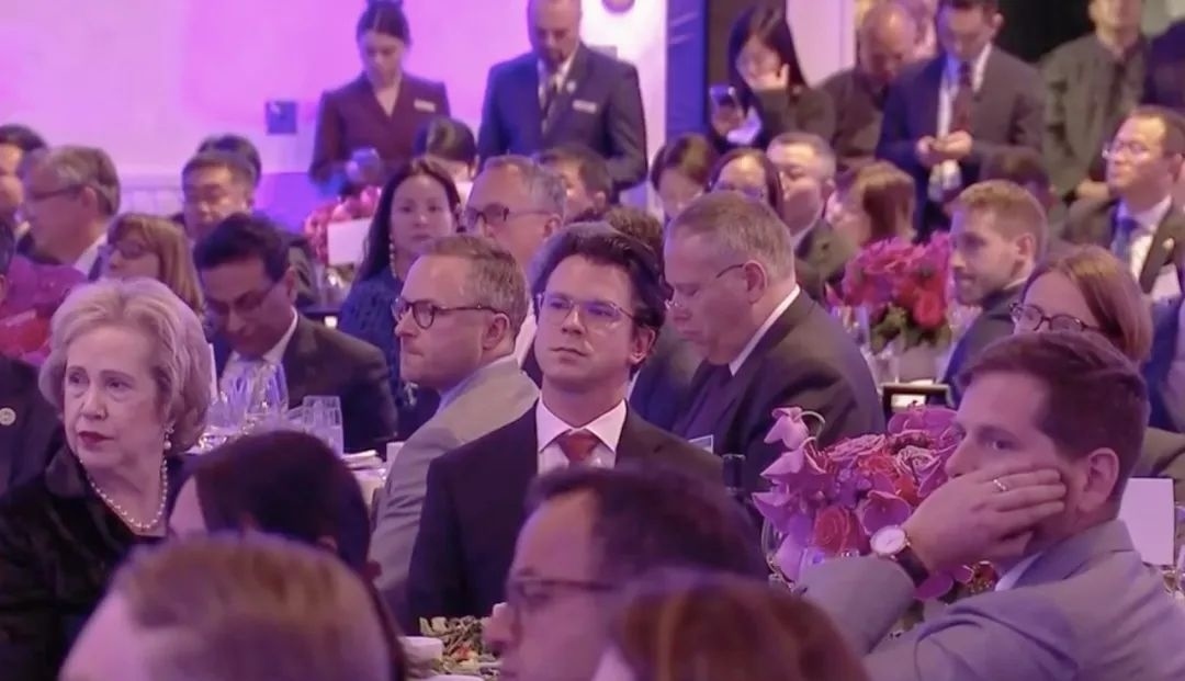 △當(dāng)?shù)貢r(shí)間11月15日晚，習(xí)近平主席在美國(guó)友好團(tuán)體聯(lián)合歡迎宴會(huì)上發(fā)表演講。圖為參加宴會(huì)的人士認(rèn)真聆聽(tīng)演講。