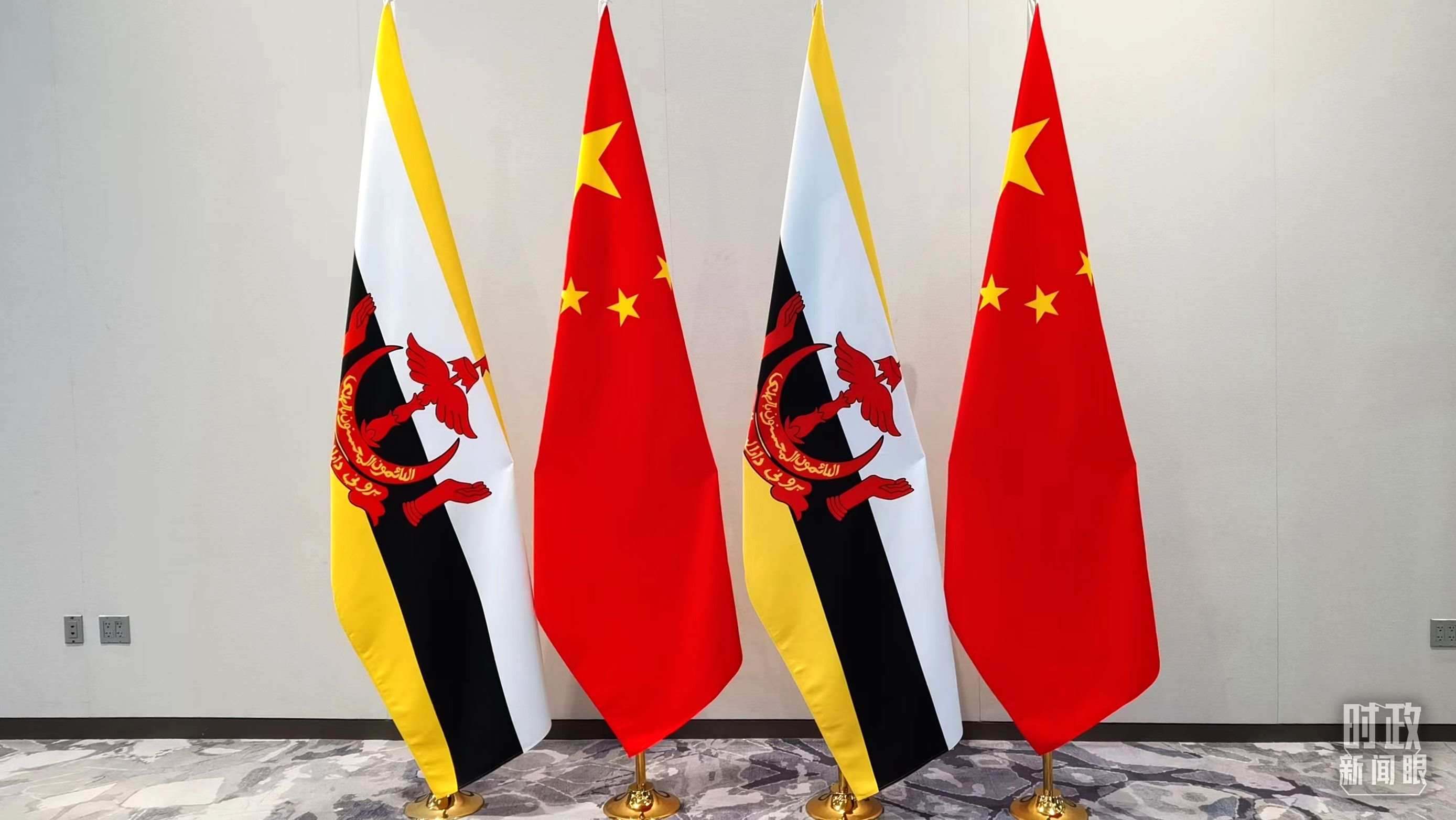 △會(huì)談現(xiàn)場的中文兩國國旗。（總臺(tái)央視記者郭鴻拍攝）