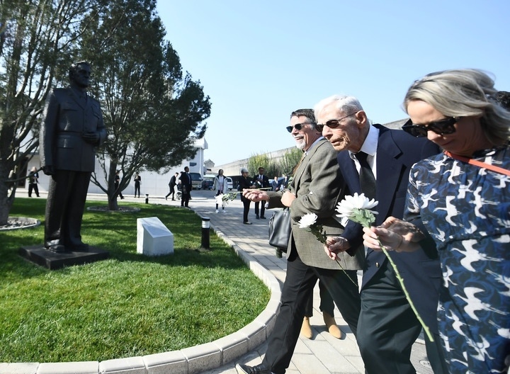 10月30日，在北京，飛虎隊老兵哈里·莫耶（中）向陳納德將軍雕像獻花。