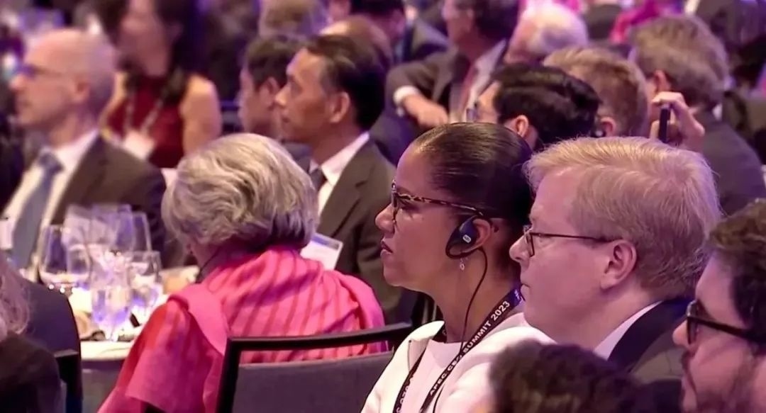 △參加宴會(huì)的人士認(rèn)真聆聽(tīng)演講。