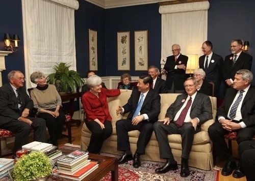 △2012年2月15日，習(xí)近平在前艾奧瓦州友好省州委員會(huì)委員蘭蒂夫人（左三）的家中回憶1985年訪問(wèn)該地時(shí)的情景。