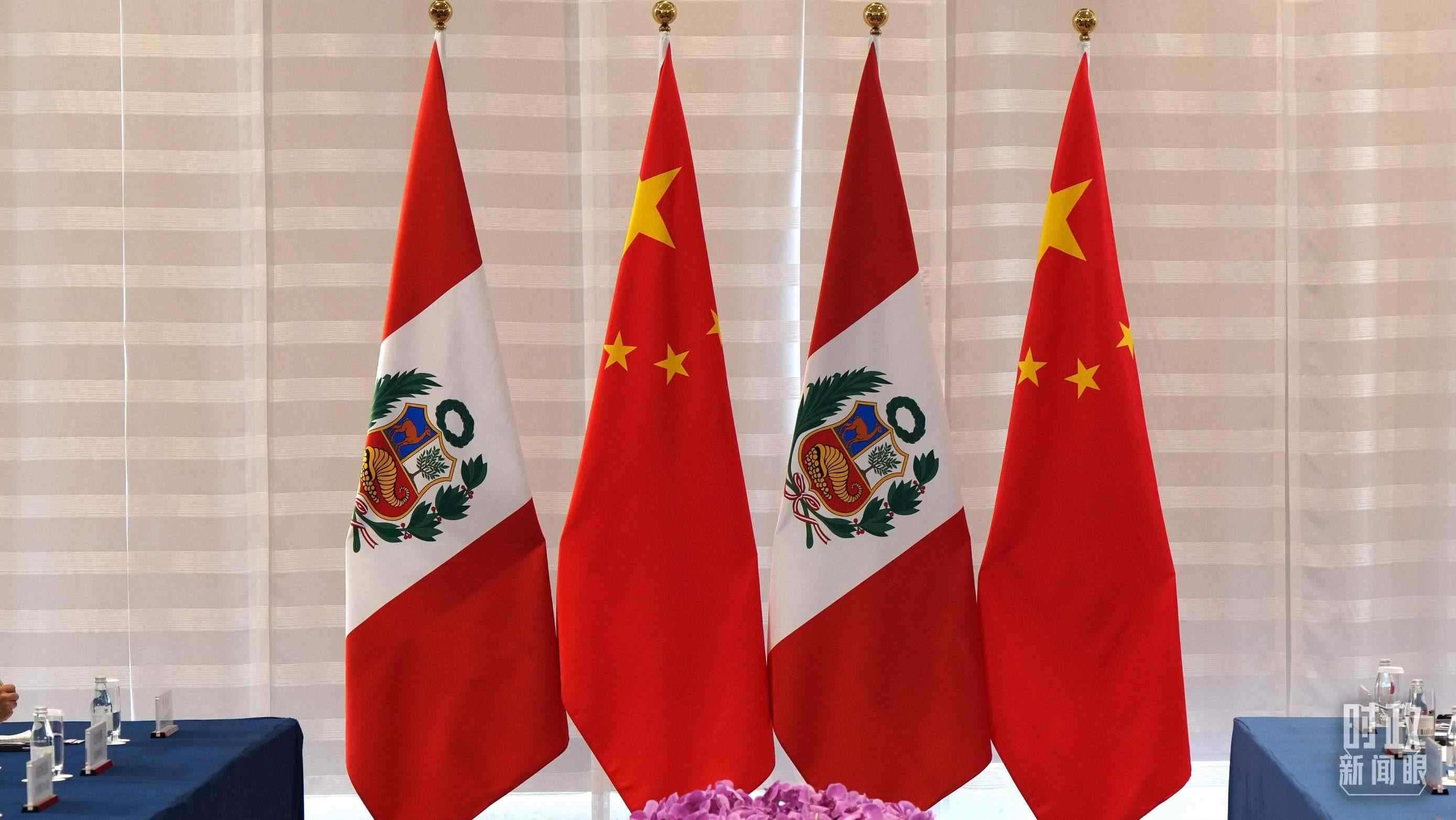 △會(huì)談現(xiàn)場的中秘兩國國旗。（總臺(tái)國廣記者李晉拍攝）