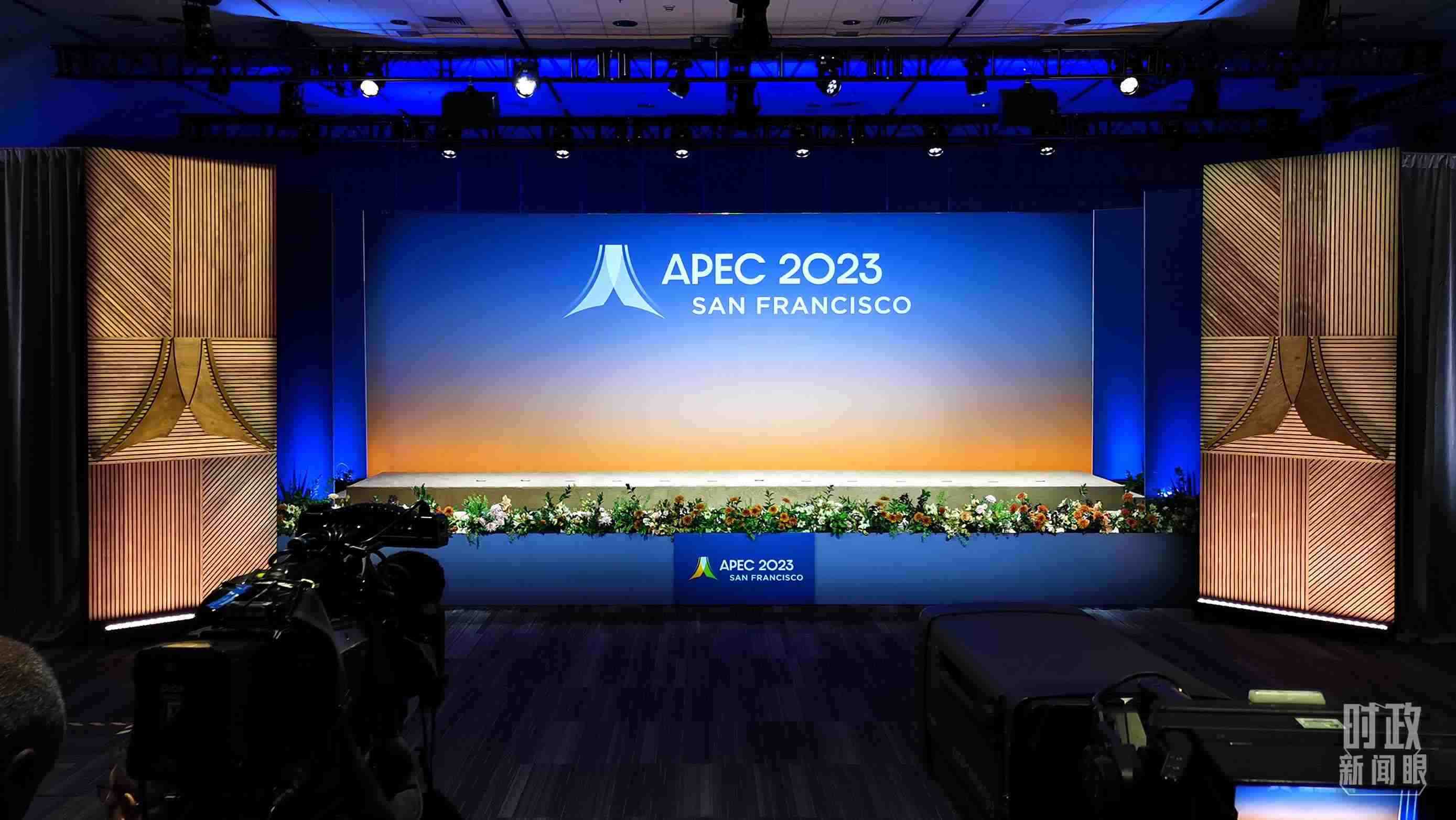 △16日，APEC領(lǐng)導(dǎo)人同東道主嘉賓在對(duì)話會(huì)前集體合影，圖為記者們?cè)诘却嫌伴_始。（總臺(tái)央視記者石偉明拍攝）