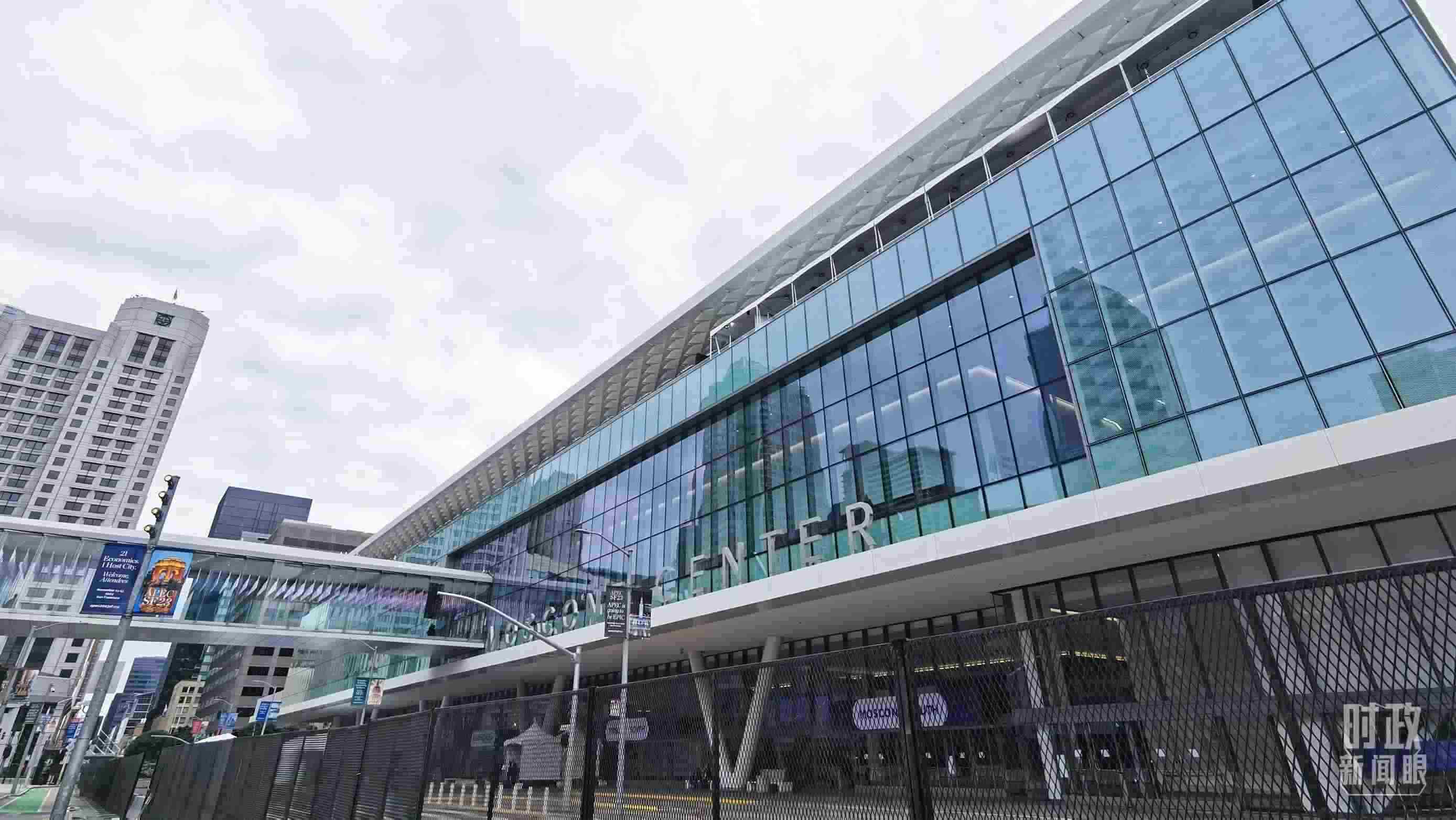 △美國舊金山，莫斯康中心，APEC第三十次領(lǐng)導(dǎo)人非正式會(huì)議在這里舉行。（總臺(tái)央視記者曹亞星拍攝）