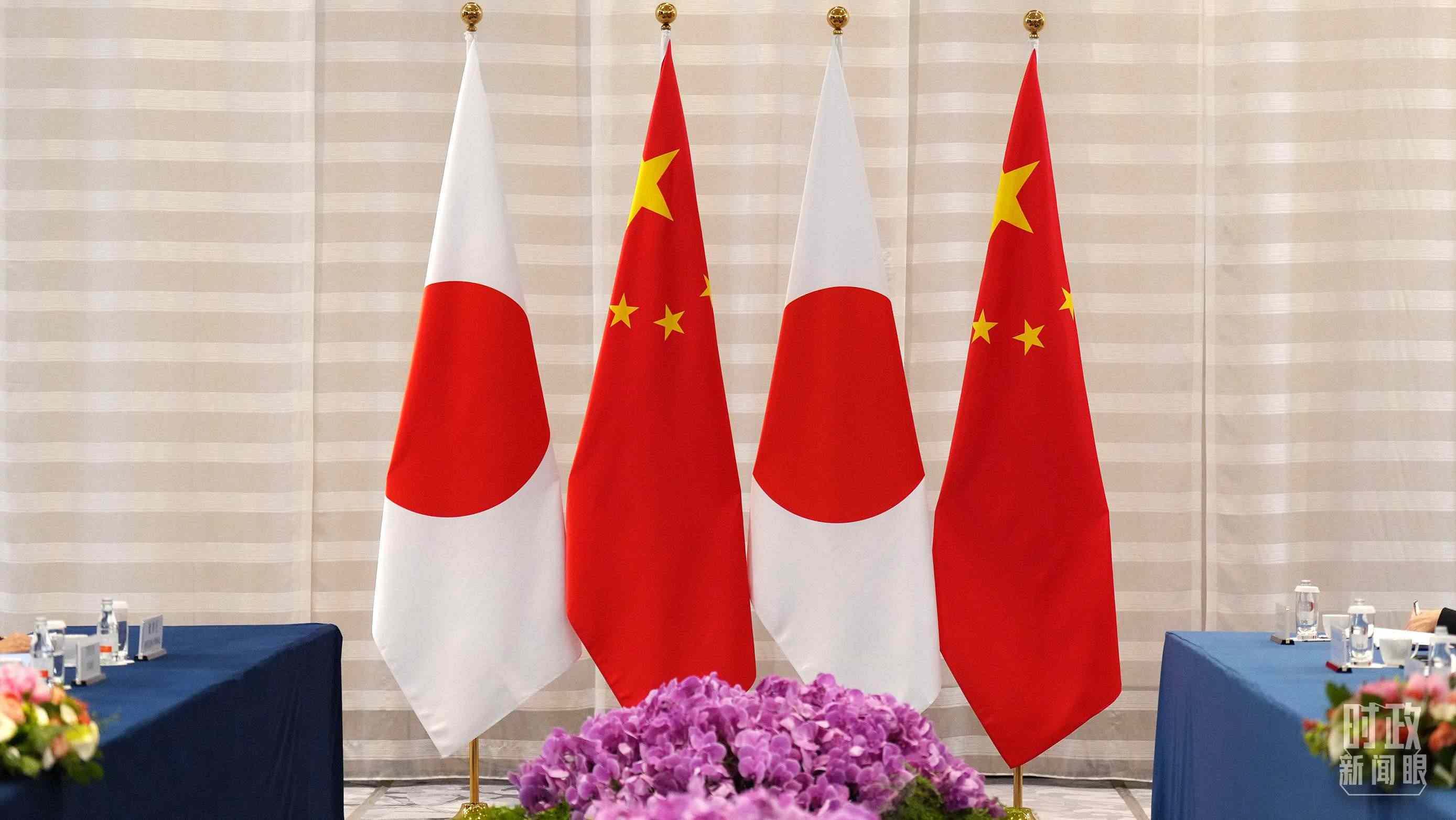△會(huì)談現(xiàn)場的中日兩國國旗。（總臺(tái)國廣記者李晉拍攝）