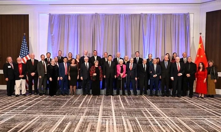 當(dāng)?shù)貢r間11月15日晚，國家主席習(xí)近平在美國舊金山出席美國友好團體聯(lián)合舉行的歡迎宴會。這是宴會開始前，習(xí)近平會見飛虎隊和史迪威將軍后人、鼓嶺、艾奧瓦州、華盛頓州等方面友好人士代表，同他們親切交談并合影留念。圖源：新華社